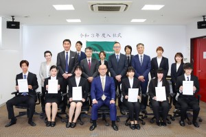 塚腰運送2021入社式集合写真
